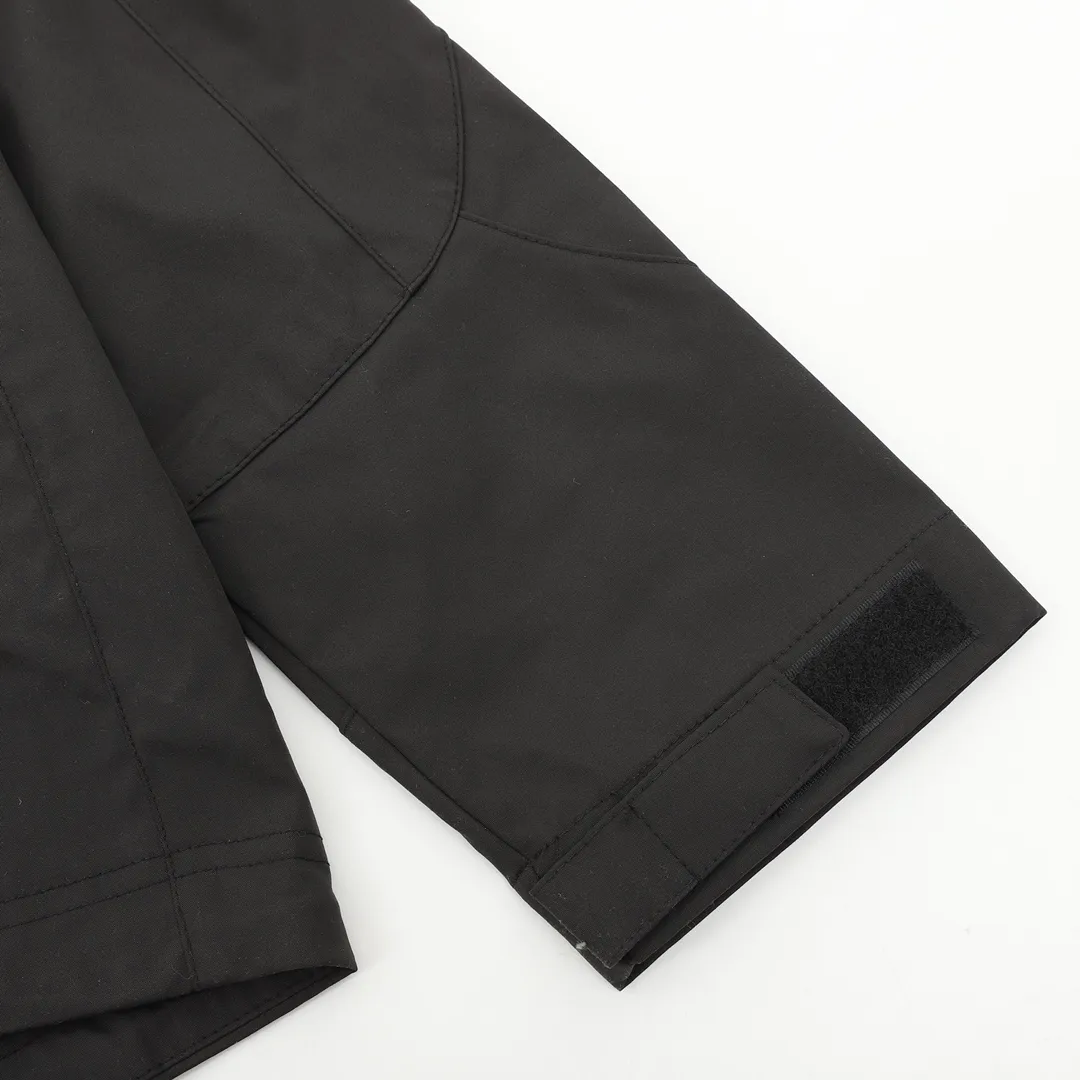 🅿️550 Stone Island/Stone Island outdoor arm logo zipper jacket. In order to restore all the texture of ZP, this year the team spent several months and finally shipped it. All excipients are restored to ZP! Highly permeable laminated fabric Gore-tex imitates water-breathable film, which feels better and more comfortable. The fabric has certain waterproof, windproof and UV-proof effects. It is one of the must-have jacket fabrics in Stone Island. It is light and thin because of the characteristics of the fabric. It is functional and full of outdoor sports. There are two pockets on the chest, and there is the logo embroidery of Stone Island nautical compass badge on the arm. It is a must-have item for outdoor travel! Size：XS-L